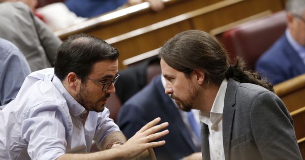 Foto: El secretario general de Podemos, Pablo Iglesias (d), conversa con el coordinador general de IU, Alberto Garzón (i), durante un pleno en el Congreso. (EFE)