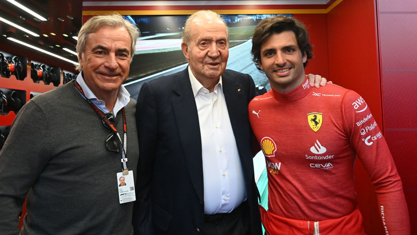 El rey Juan Carlos I posa junto a los pilotos Carlos Sainz y Carlos Sainz Jr. en Baréin. (EFE)