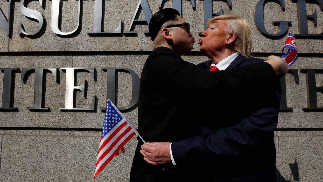Foto: Dos imitadores de Kim Jong-un y Donald Trump posan frente al consulado estadounidense en Hong Kong, en enero de 2017. (Reuters)