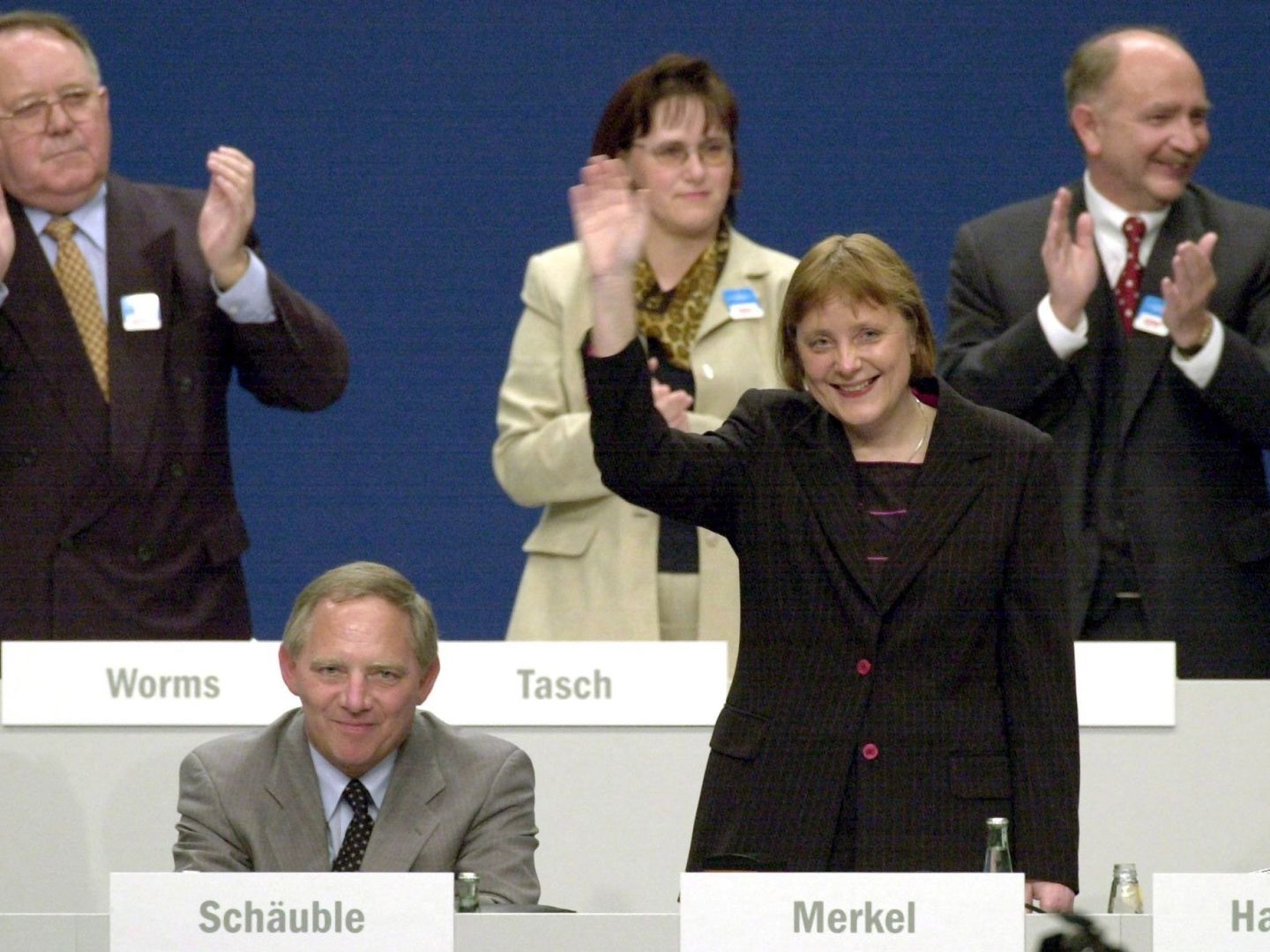 Una joven Angela Merkel saluda tras ser elegida para liderar la CDU. (EFE)