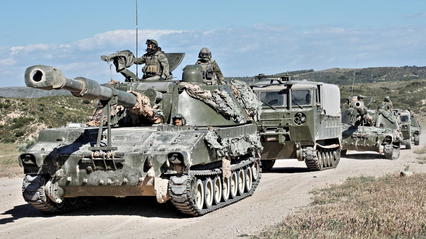 Columna del GACA XI con sus piezas M-109A5 y sus vehículos de municiones. (Juanjo Fernández)