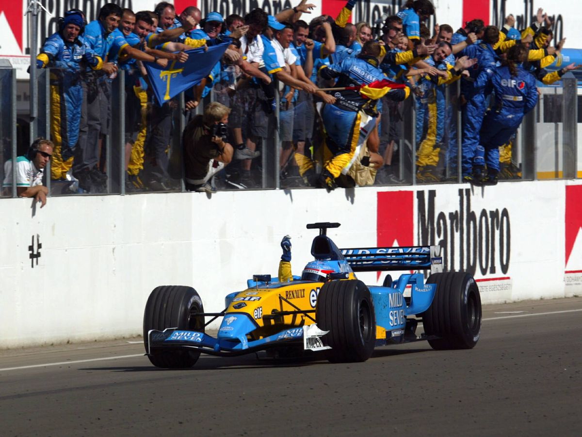 Foto: Alonso cruza la meta victorioso en el GP de Hungría 2003. (Archivo personal Pablo de Villota)