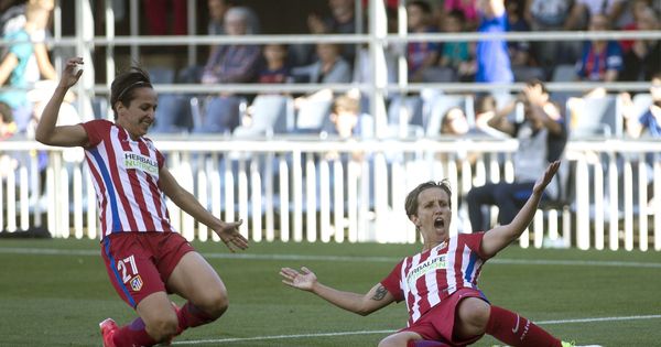 Foto: En la imagen,  Sonia Bermúdez celebra junto a Marta Correderas un gol que puede valer un título. (EFE)