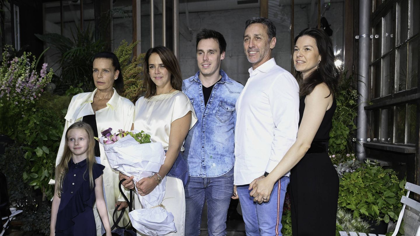 Estefanía de Mónaco, junto a Daniel Ducruet y su actual pareja durante la presentación de la colección de ropa de Pauline. (Getty)
