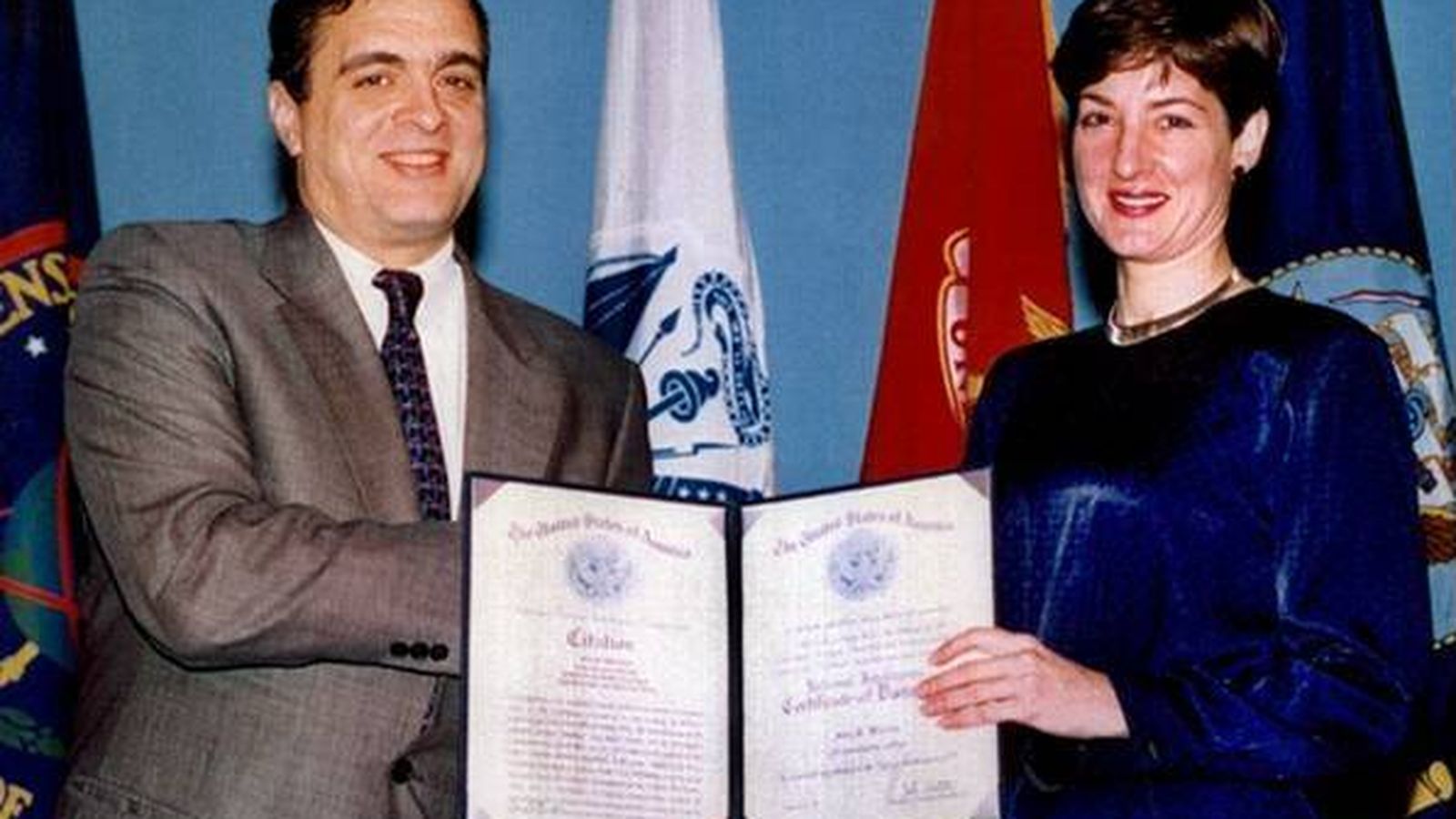 Foto: Ana Belén Montes recibe un galardón de manos del director de la CIA, George Tenet, en 1997 (Foto: Wikimedia Commons)