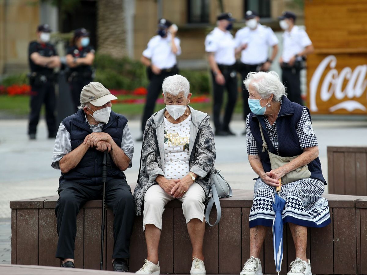 Foto: Unos ancianos conversan protegidos con mascarillas en San Sebastián. (Foto: EFE) 