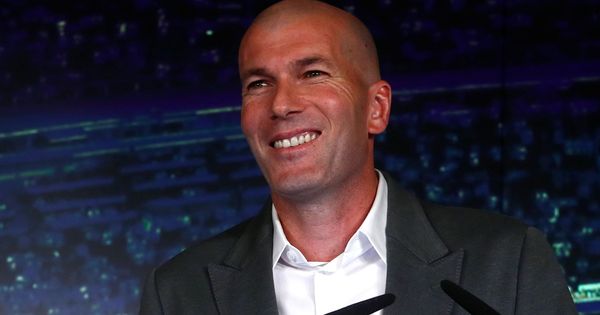 Foto: Zinédine Zidane sonríe durante su intervención en la presentación en el Bernabéu. (EFE)