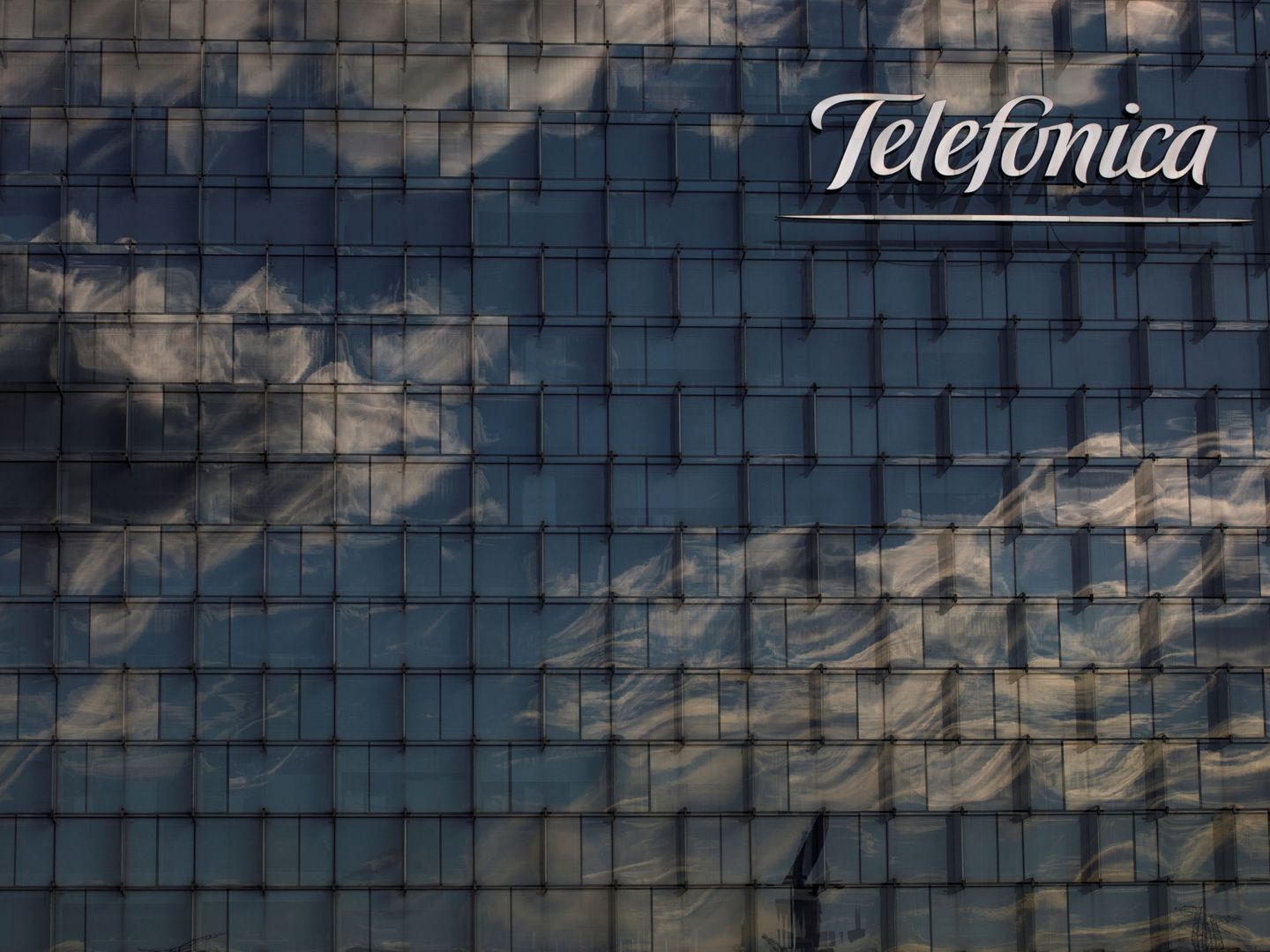 Fachada de la sede de Telefónica en Madrid. (Reuters)
