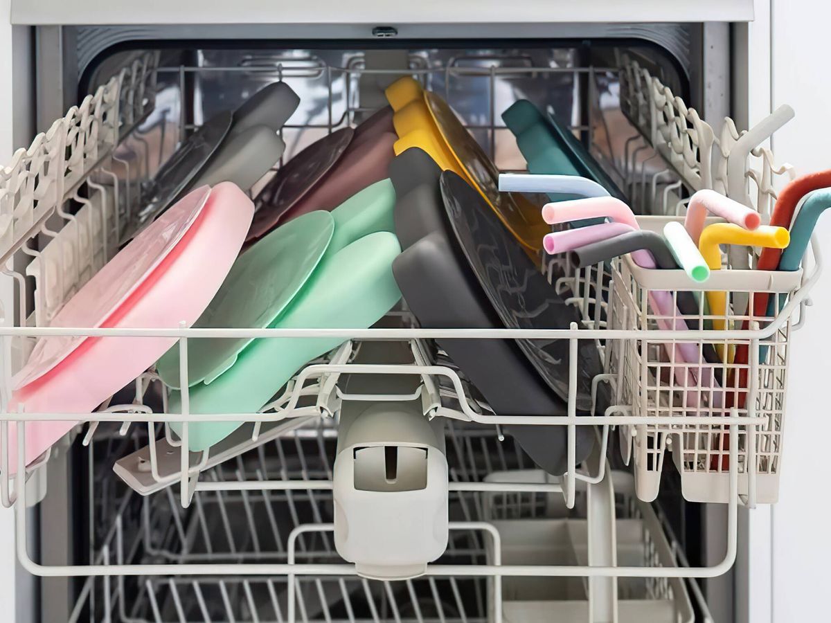 Foto: ¿Tus recipientes de plástico salen mojados del lavavajillas? Esta es la razón (iStock)
