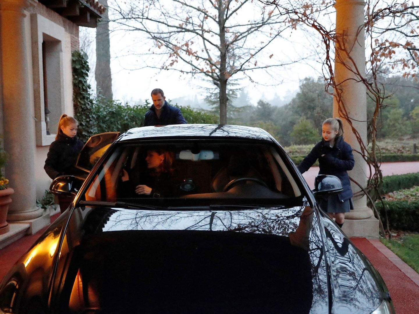 Imagen de la familia real montando en el Audi RS6. (EFE)