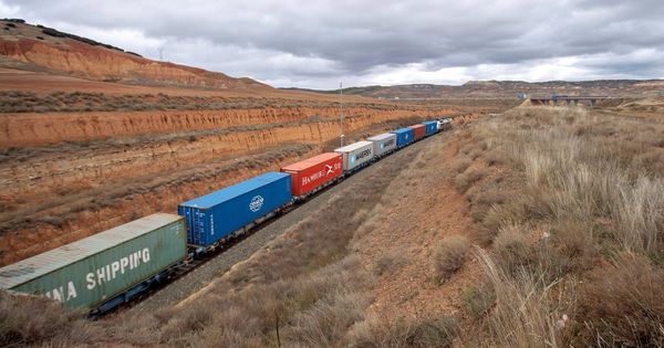 Foto: Vista de un tren de mercancías en la línea de ferrocarril Teruel-Zaragoza. (EFE)