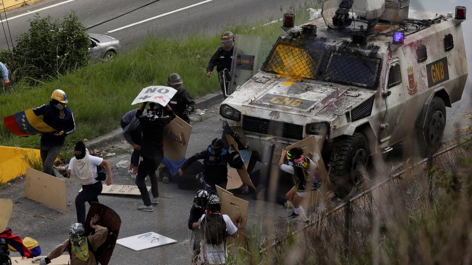 Foto: Un vehículo de las fuerzas de seguridad arrolla a unos manifestantes durante enfrentamientos en Caracas. (Reuters)