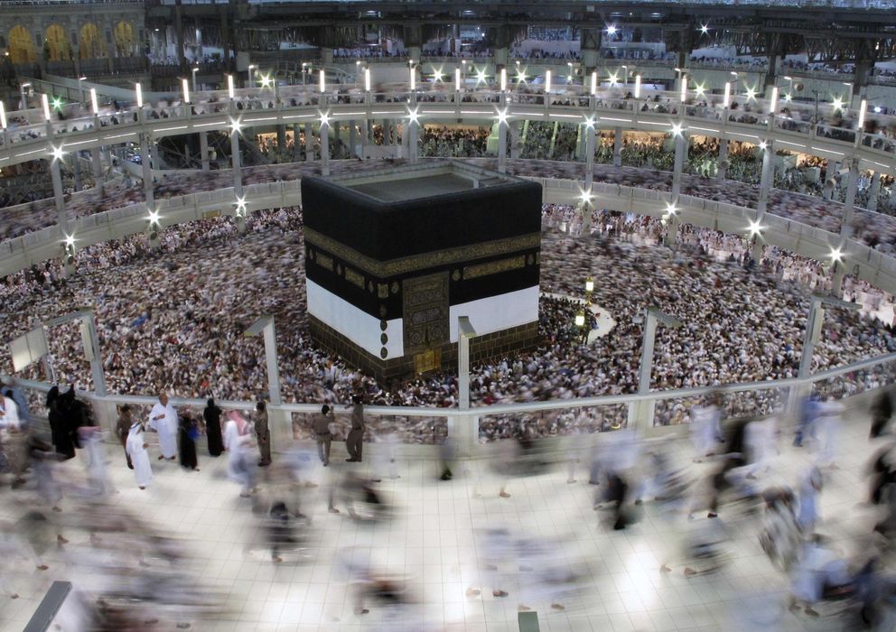 Foto: Peregrinos musulmanes rezan alrededor de la Kaaba, en La Meca, Arabia Saudí, el pasado 30 de septiembre. (Reuters)