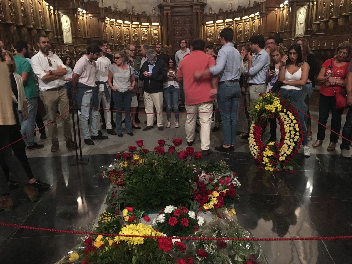 Decenas de españoles se han acercado a la tumba de Franco a despedirse
