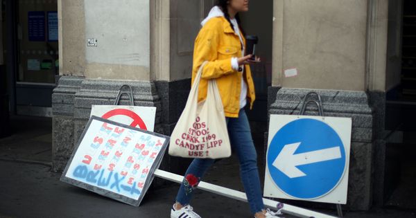 Foto: Una mujer pasa junto a una pancarta tras una protesta contra el Brexit en el centro de Londres. (Reuters)