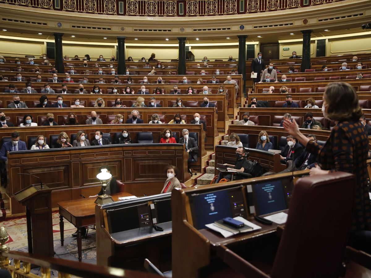 Foto: La portavoz del PP, Cuca Gamarra, interpela al presidente del Gobierno, Pedro Sánchez, durante la sesión de control. (EFE)