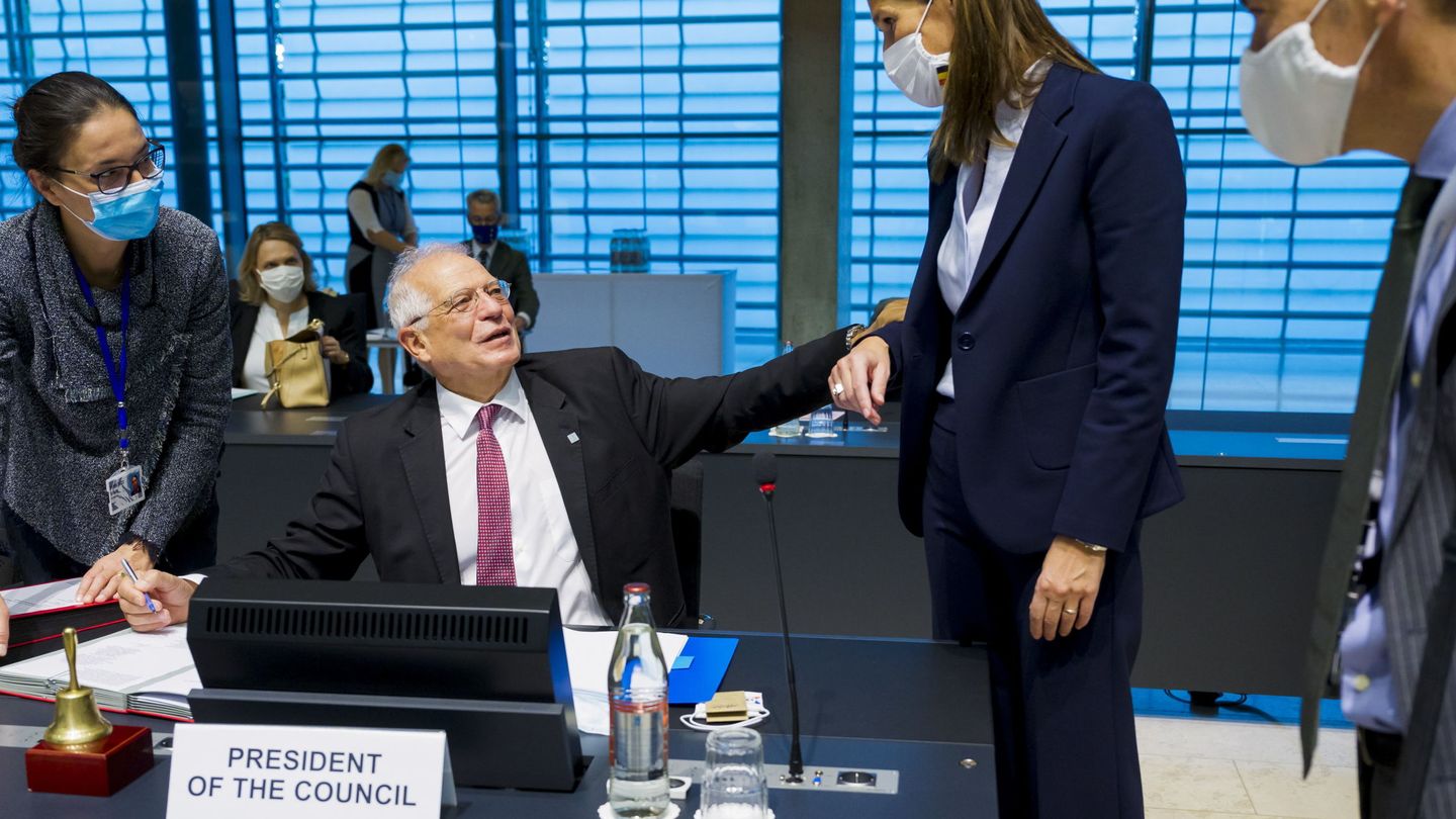 Josep Borrell charla con la ministra belga de Exteriores, Sophie Wilmès. (Reuters)