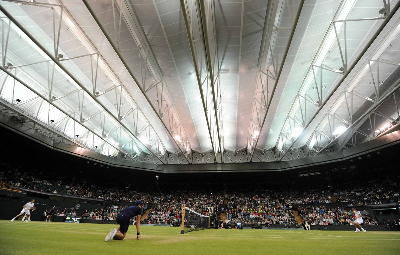 El Murray-Baghdatis de 2012 es el otro partido que se ha jugado bajo techo en Wimbledon por falta de luz. (EFE)