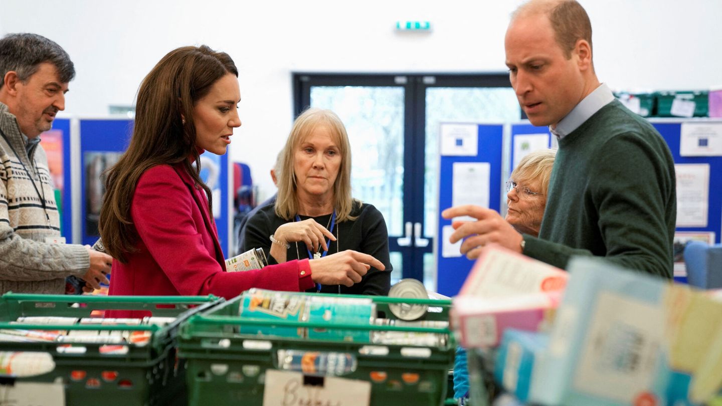 Los príncipes han ayudado a los voluntarios de un banco de alimentos. (Reuters/Pool/Alastair Grant)
