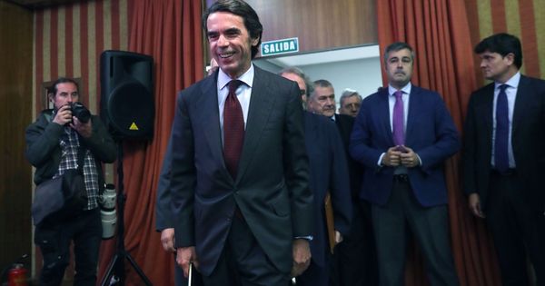 Foto: José María Aznar, a su llegada a la presentación del libro 'No hay ala oeste en la Moncloa', de Javier Zarzalejos. (EFE)