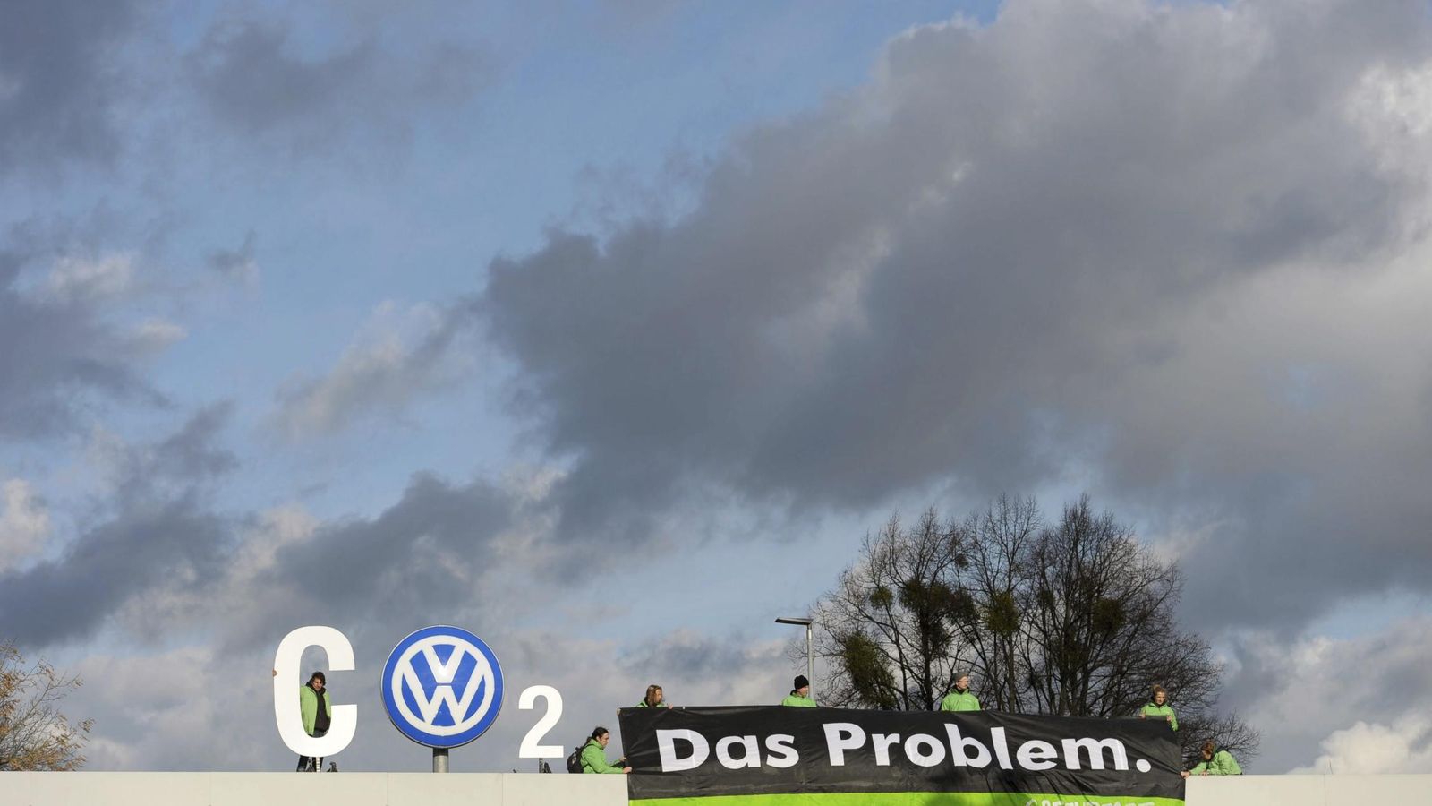 Foto: Greenpeace protesta contra Volkswagen por el escándalo de las emisiones contaminantes. (EFE)