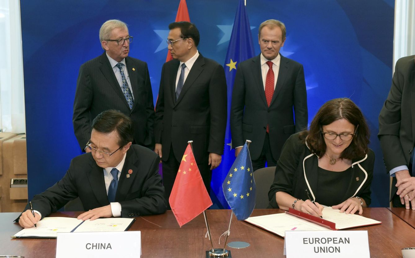 Jean-Claude Juncker, Donald Tusk y Malmström con una delegación china durante la firma de un memorando de entendimiento sobre cuestiones técnicas comerciales (REUTERS)
