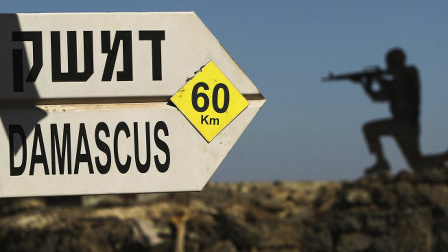 Una figura que representa a un soldado junto a un cartel que indica la distancia a la que se encuentra Damasco, en los Altos del Golán (Israel). (Efe).