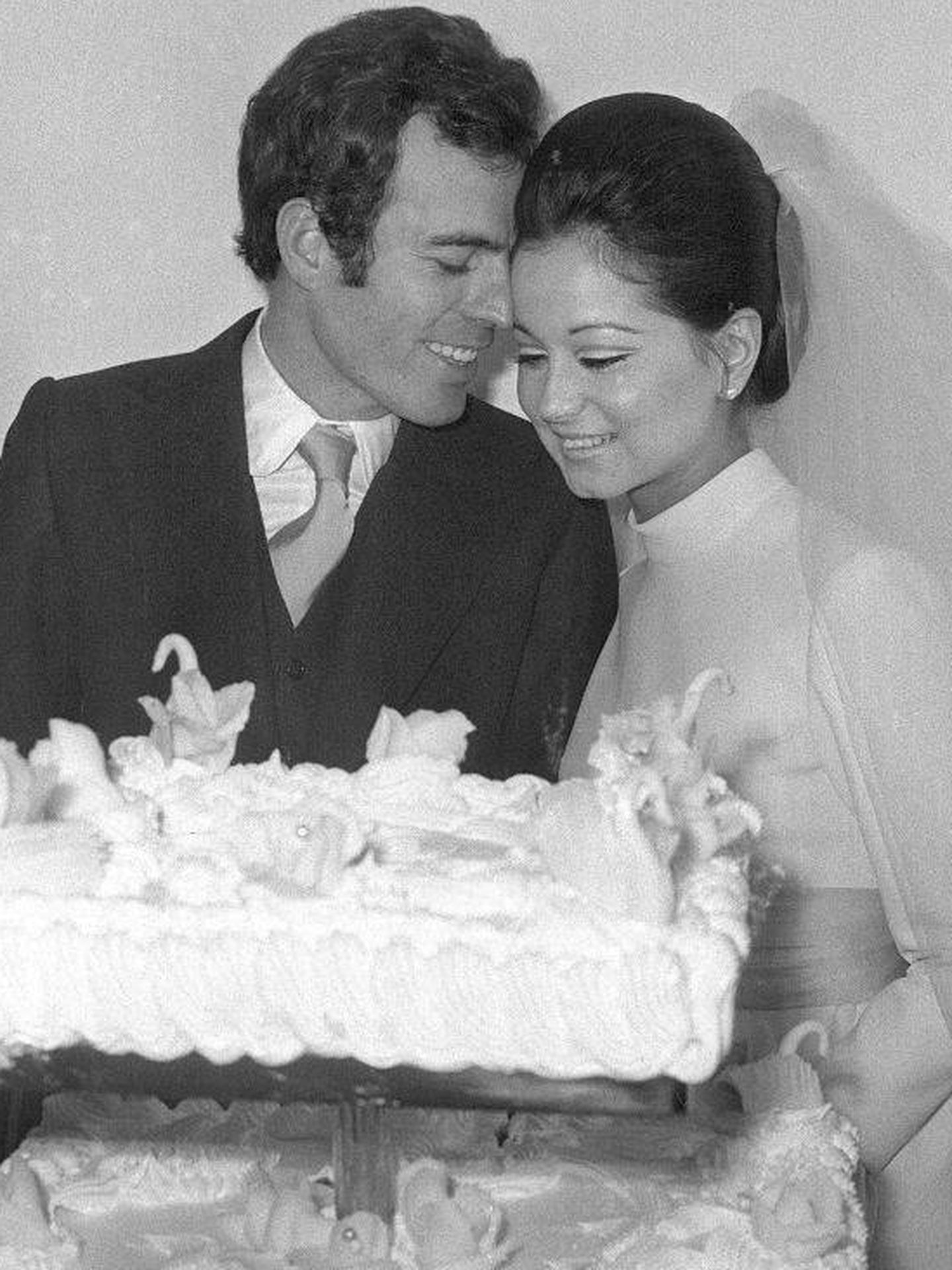 Isabel Preysler y Julio Iglesias, el día de su boda. (Gtres)