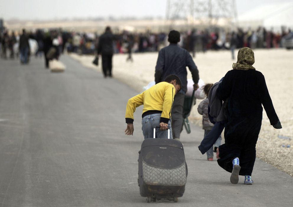 Foto: Una familia llega al campo de refugiados de guerra en la localidad fronteriza con Siria de Zaatary, Jordania. (EFE)