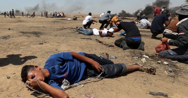 Foto: Manifestantes palestinos heridos por inhalación de gases durante la protesta en la frontera entre Israel y Gaza, el 8 de junio de 2018. (Reuters)