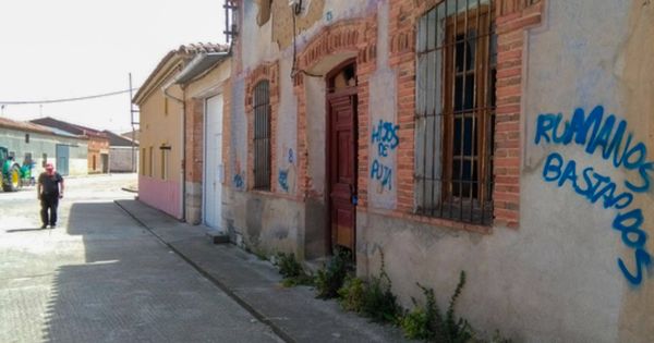 Foto: Pintadas contra la comunidad rumana en Morales de Toro en un incidente pasado. (La Opinión de Zamora)