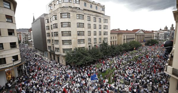 Foto: Miles de personas durante la manifestación llevada a cabo este sábado. (EFE)