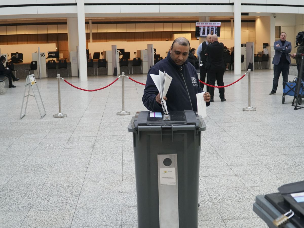 Foto: Un ciudadano europeo emitiendo su voto (EFE/Imane Rachidi)