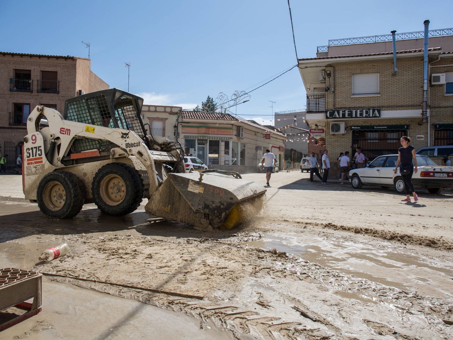 Trabajos de desescombro en Cebolla tres días después de la inundación. (D. B.)