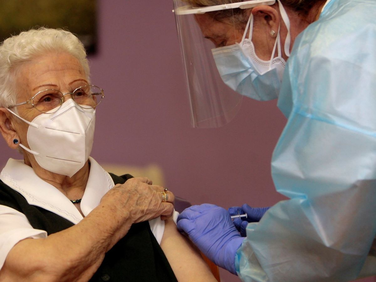Foto: Araceli Hidalgo fue la primera persona vacunada contra el covid-19 en España. (EFE)