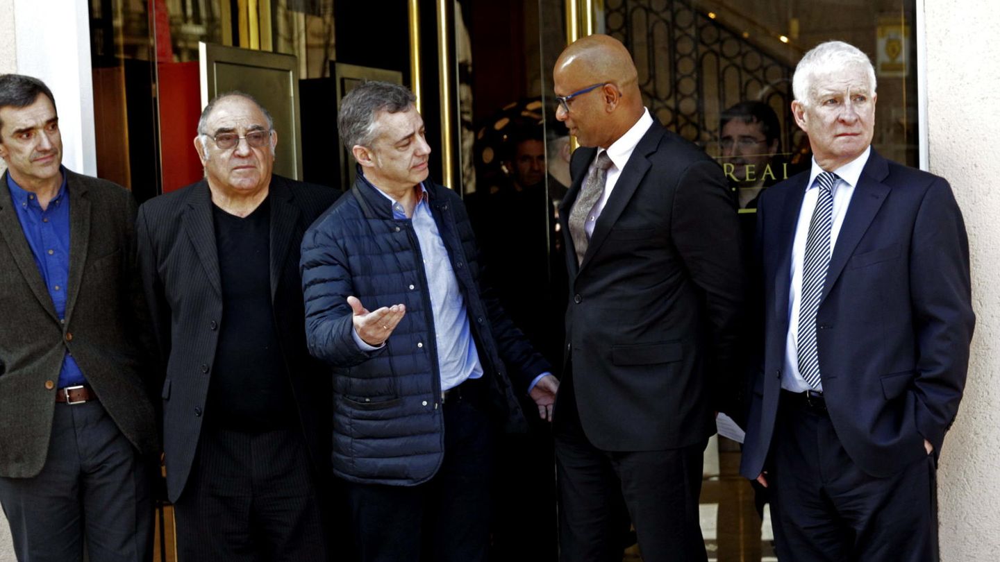 Urkullu, en el centro, se reunió este domingo en Madrid con los verificadores. (EFE)