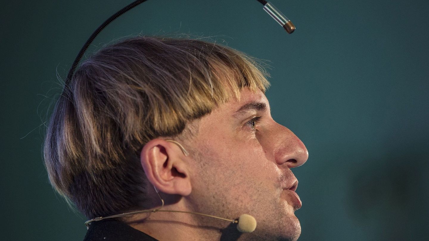 El artista cíborg Neil Harbisson, con una antena implantada en la cabeza que le permite 'escuchar' la luz. (EFE)