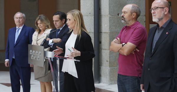 Foto: Cristina Cifuentes con el actual presidente de la Cámara, José Manuel López Belmonte (a la izquierda) y Juan Pablo Lázaro, presidente de CEIM (a su lado). (EFE)