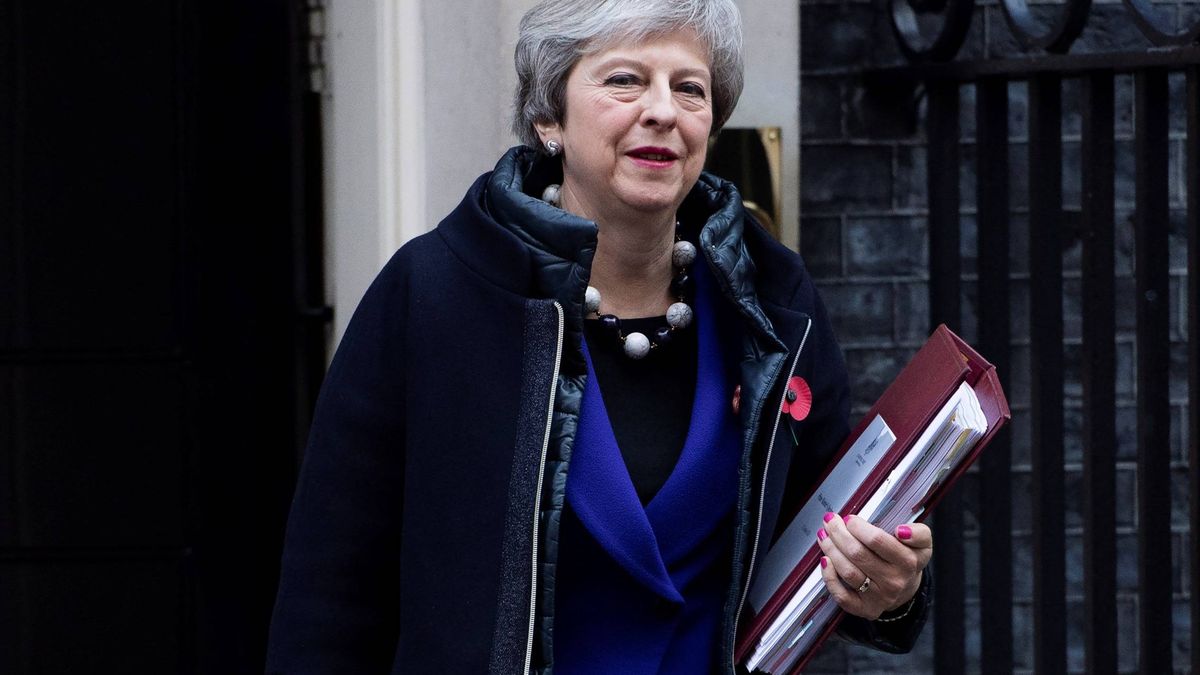 El significado tras el abrigo 'twofer' de Theresa May que cuesta 850 euros