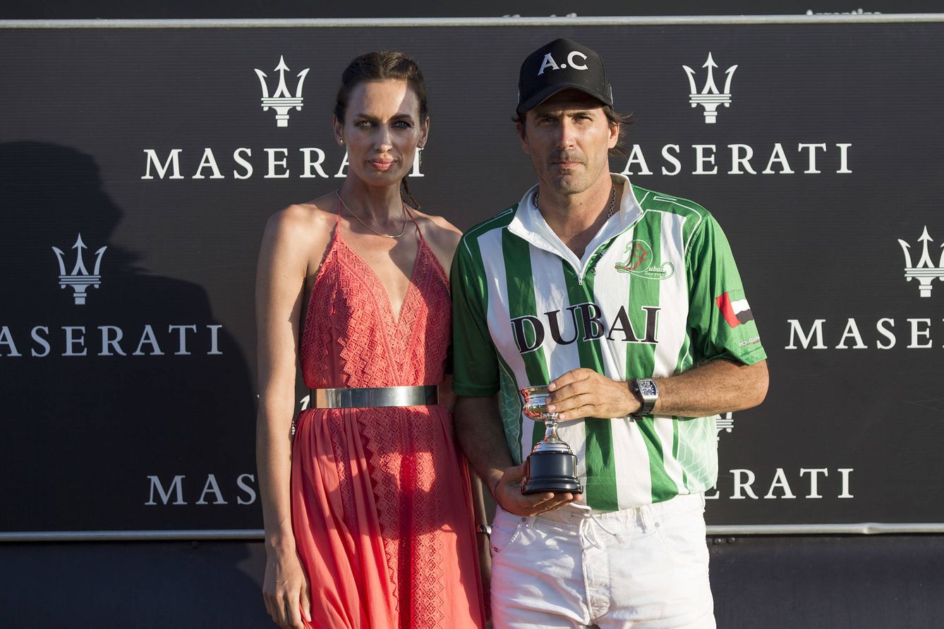 Foto: Nieves Álvarez entregando la copa a Adolfo Cambiaso, del Dubai Team, en Santa Maria Polo Club, de Sotogrande. (Foto: David Jiménez)