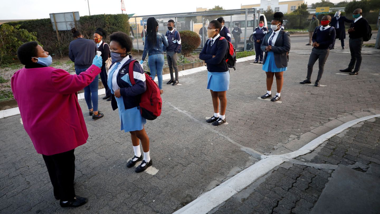 Una profesora controla la temperatura de sus alumnas en un 'township' de Cape Town, Sudáfrica. (Reuters)