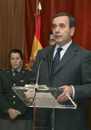 Alonso pide ahora el apoyo del PP para la polémica ley que reduce el número de generales