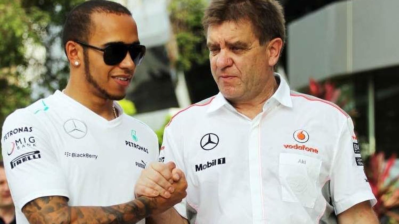 Foto: Aki Hintsa junto al piloto británico Lewis Hamilton