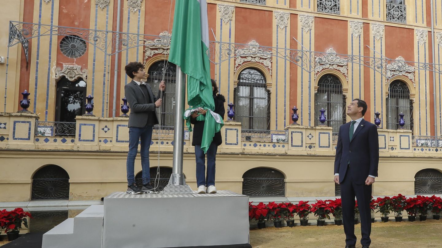 Juanma Moreno, durante el izado de bandera celebrado con motivo del primer Día de la Bandera de Andalucía. (EFE/Jose Manuel Vidal)