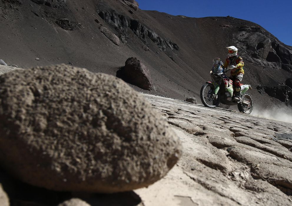Foto: Detienen a dos pilotos del Dakar en Chile por dañar sitios arqueológicos en el desierto.