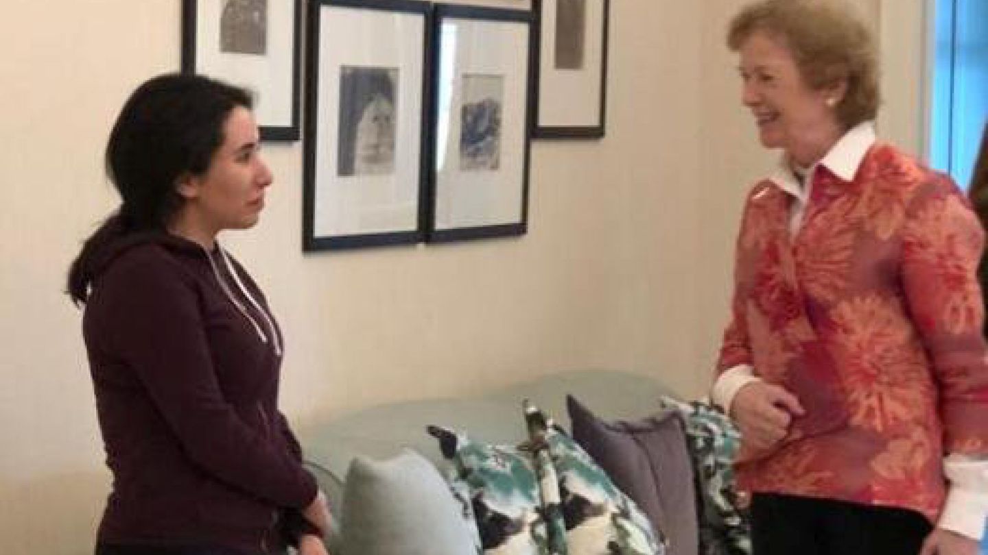Latifa Al Maktoum, con la exfuncionaria de la ONU, Mary Robinson. (Reuters)