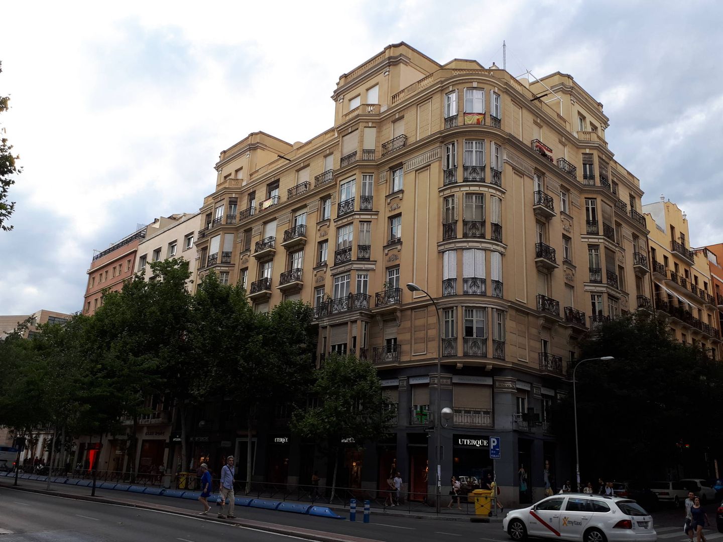Un edificio de órdenes religiosas en el centro de Madrid con locales alquilados. (R. M.)