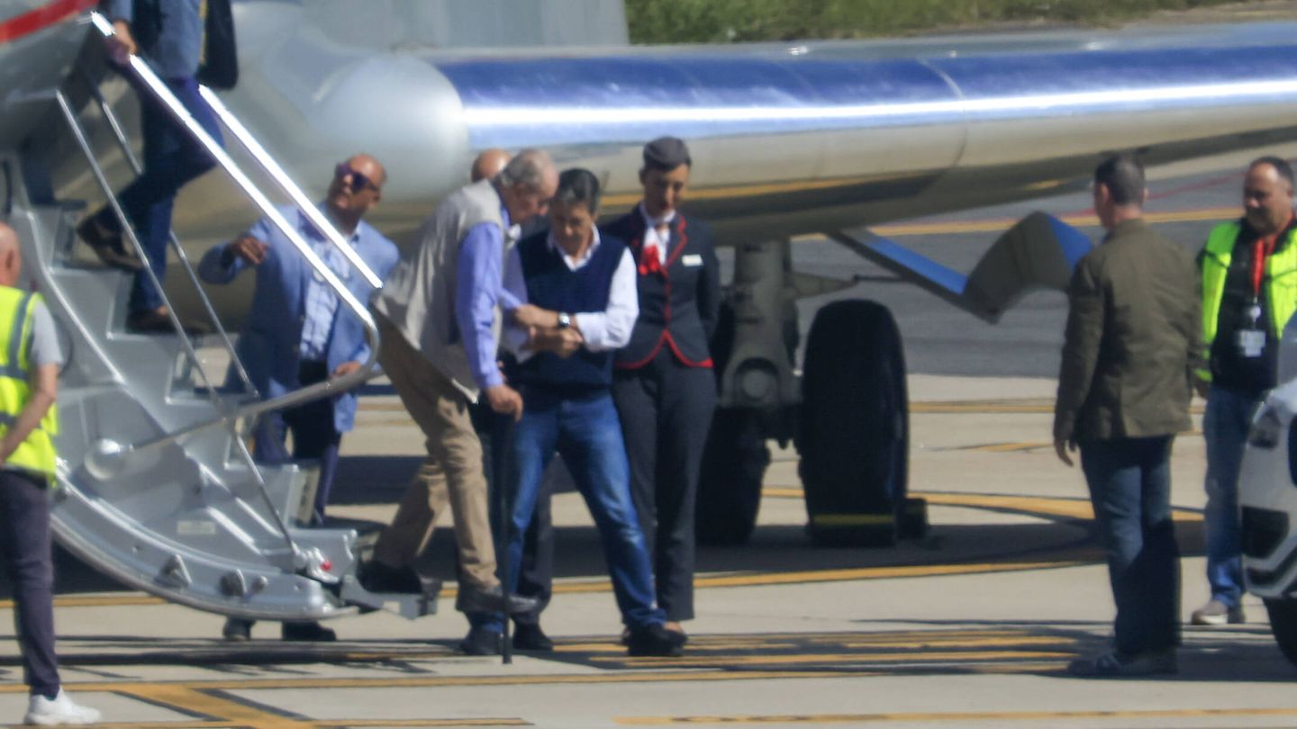 El rey Juan Carlos en el aeropuerto de Vigo este lunes. (Europa Press)