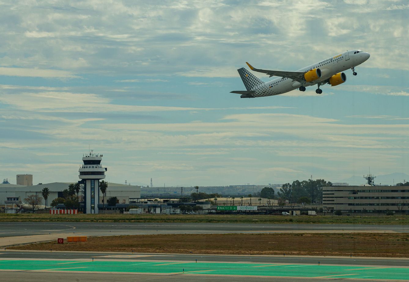 Un avión despega del aeropuerto de Sevilla. (EFE/Julio Muñoz)