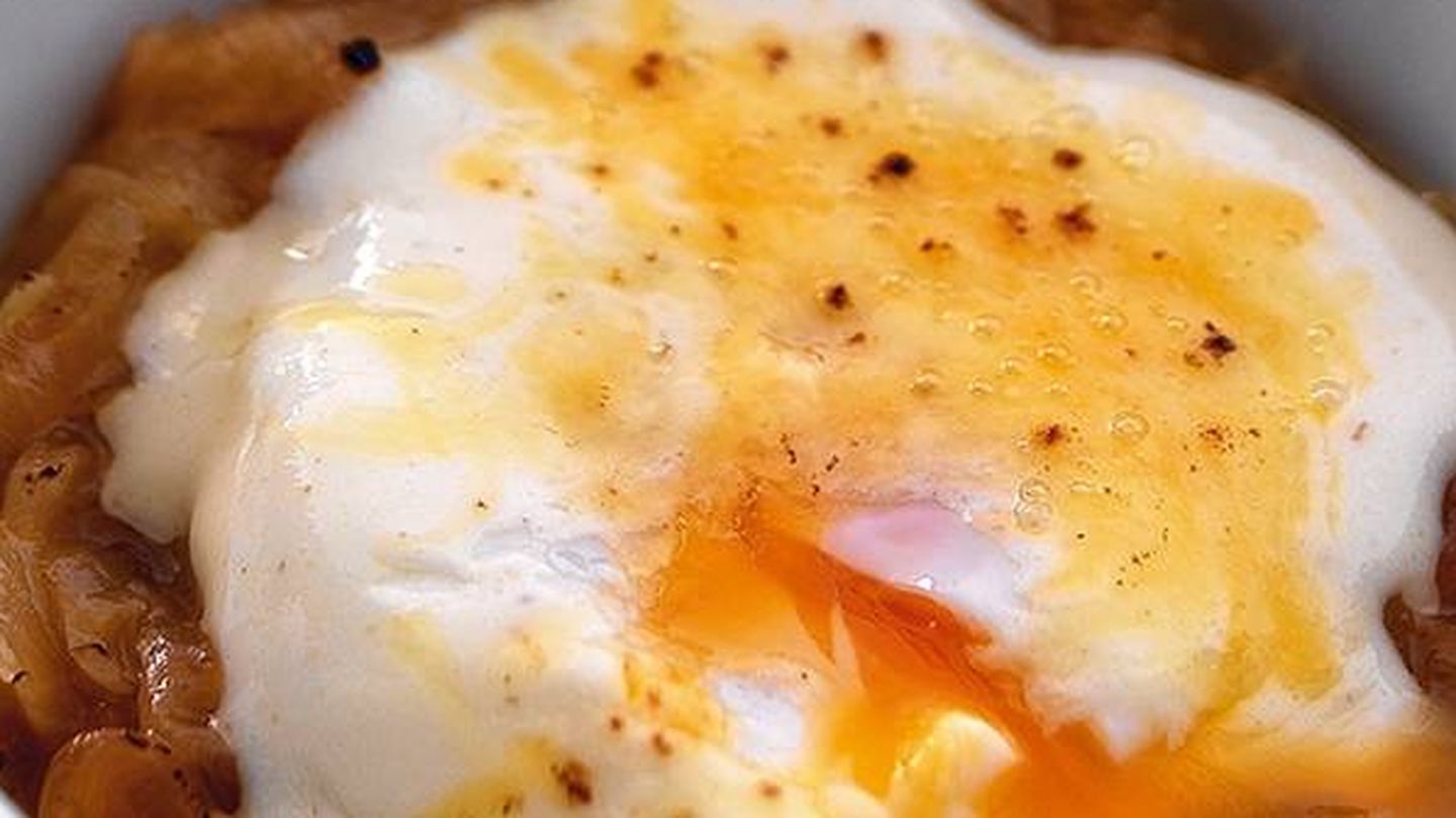 Huevos gratinados con cebolla y bechamel. (APTC) 